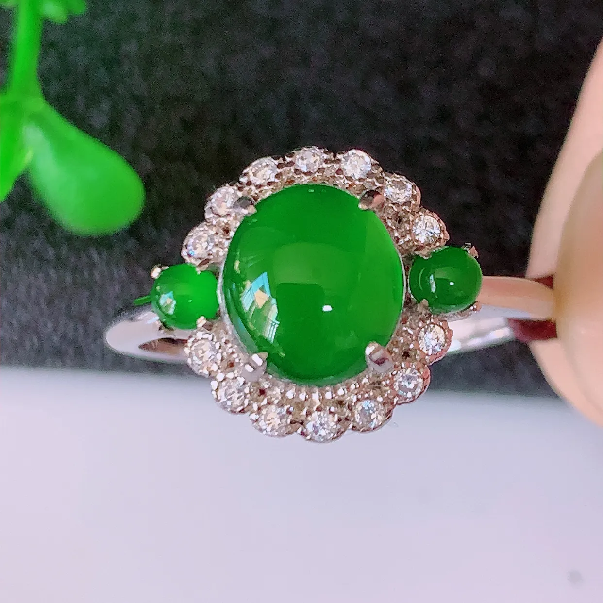 冰透满绿翡翠925银镶嵌戒指，自然光实拍，翠色灵动，颜色漂亮，种老水足，品相佳，佩戴佳品！#97.2