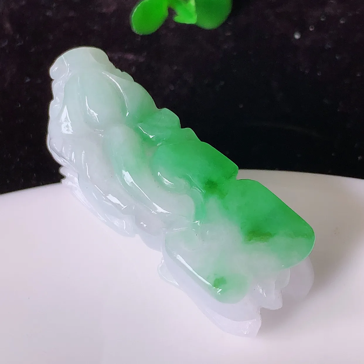 自然光实拍，冰润飘绿翡翠招财貔貅吊坠，民间有“一摸貔貅运程旺盛，再摸貔貅财运滚滚，三摸貔貅平步青云 ”的美好祝愿。#57.26