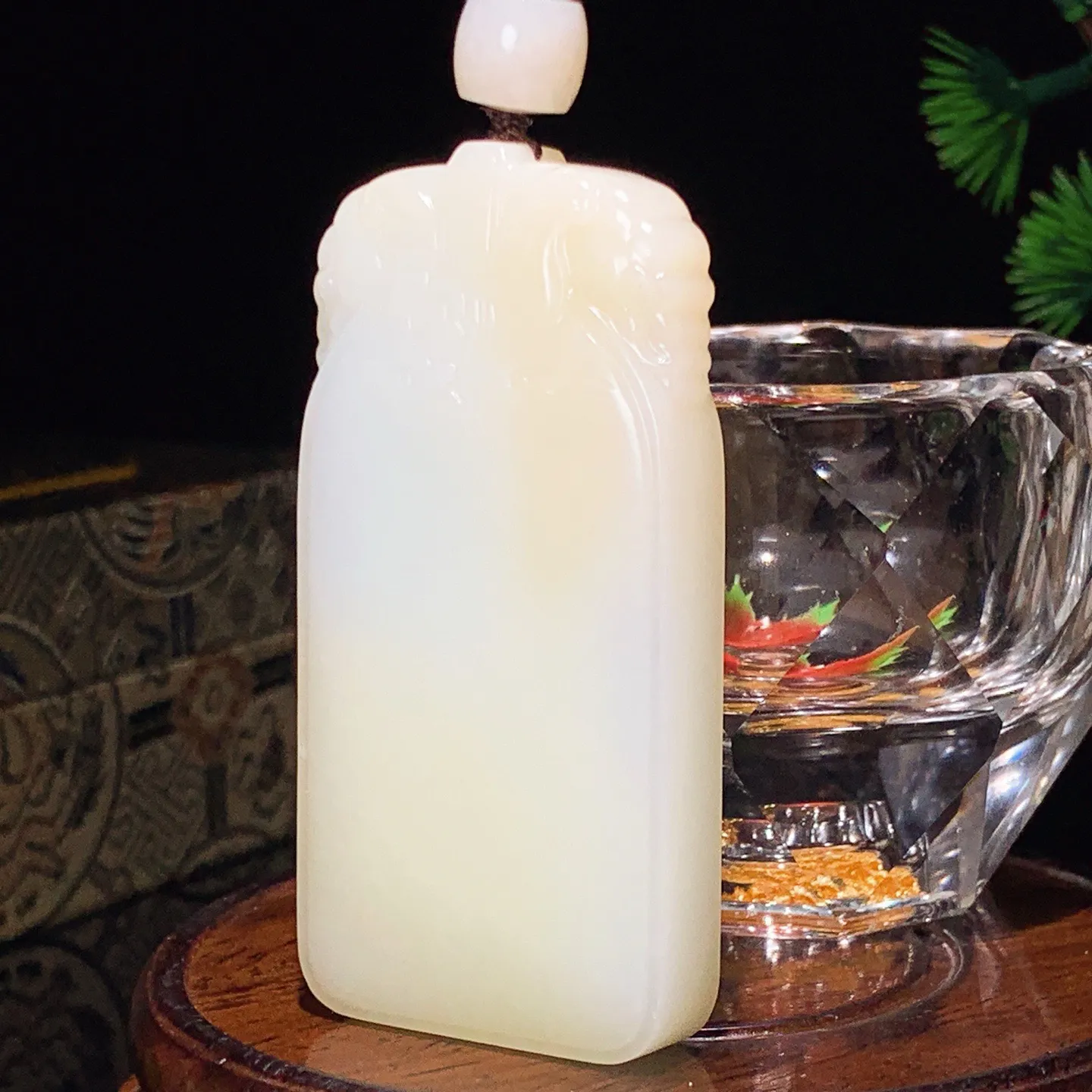 新疆和田玉且末糖吉祥如意平安无事牌挂件。尺寸68/34/11重68.2克 白度一级。玉质细腻油润 脂