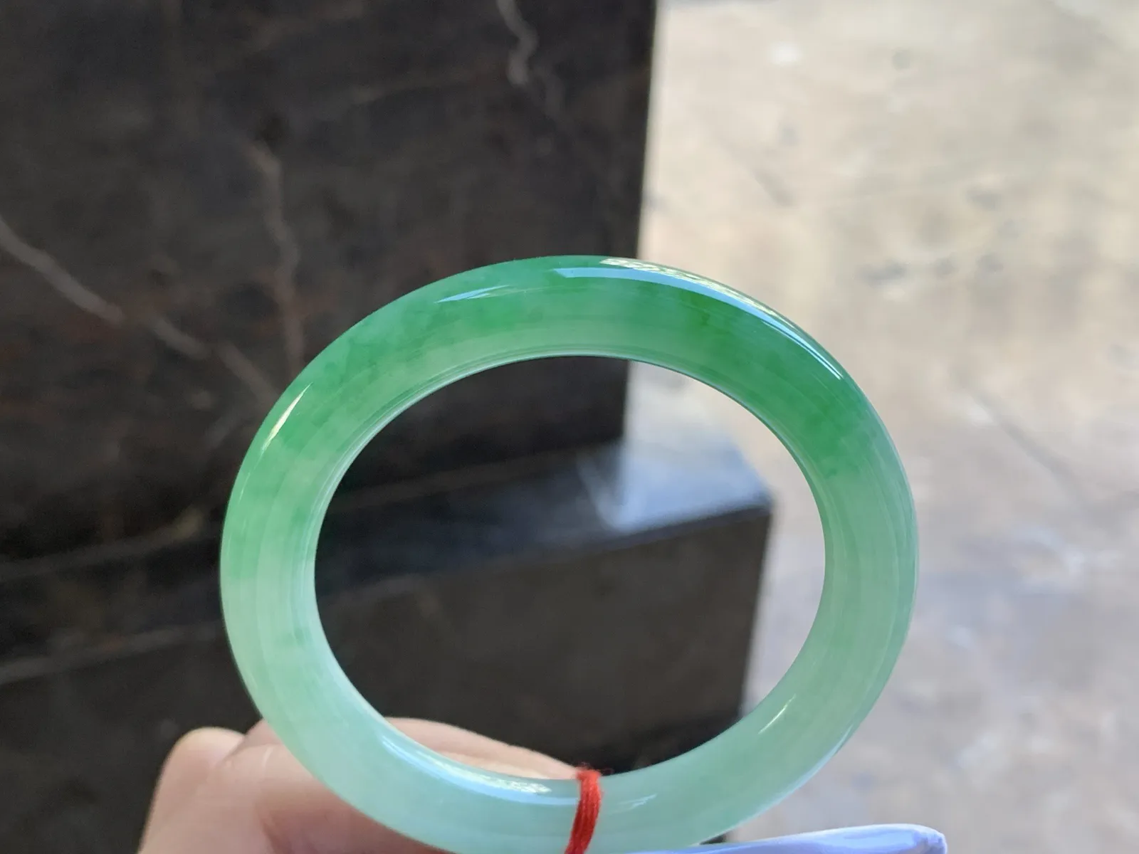 54-9.4
阳绿色圆条手镯^_^玉质温润