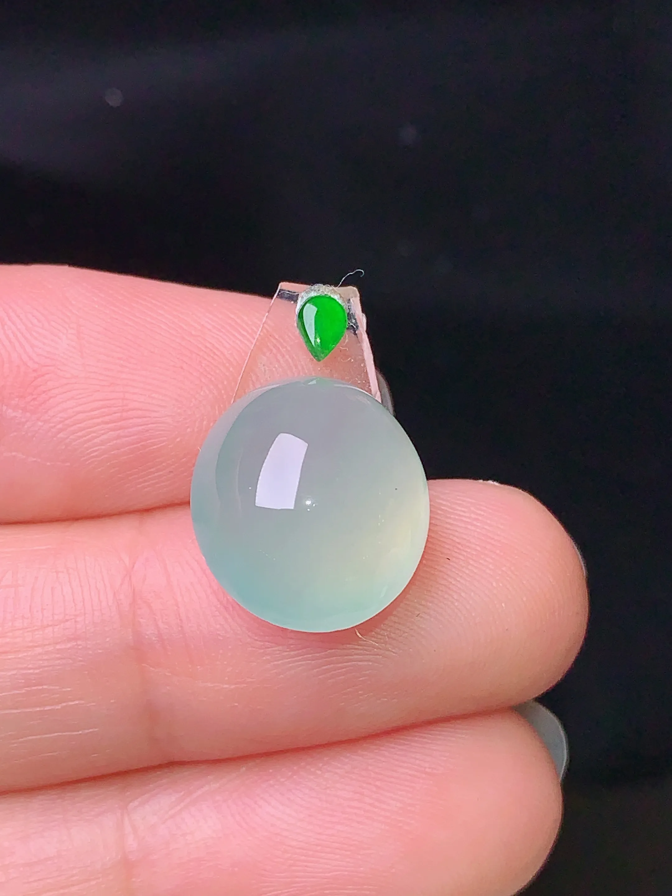 镶嵌款 冰种蛋面吊坠 玉质细腻 色泽艳丽 水润亮眼  整体尺寸13.8*12.3*7.5