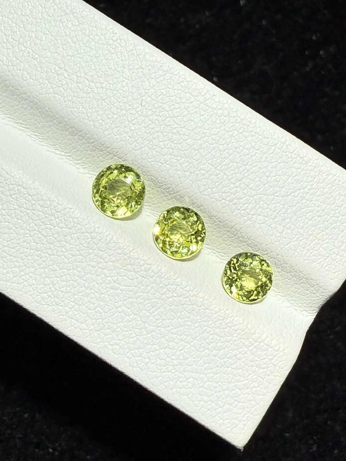 2.225ct天然马里榴石裸石，尺寸5.6*5.6*3毫米，颜色美艳 ，晶体通透，火彩足