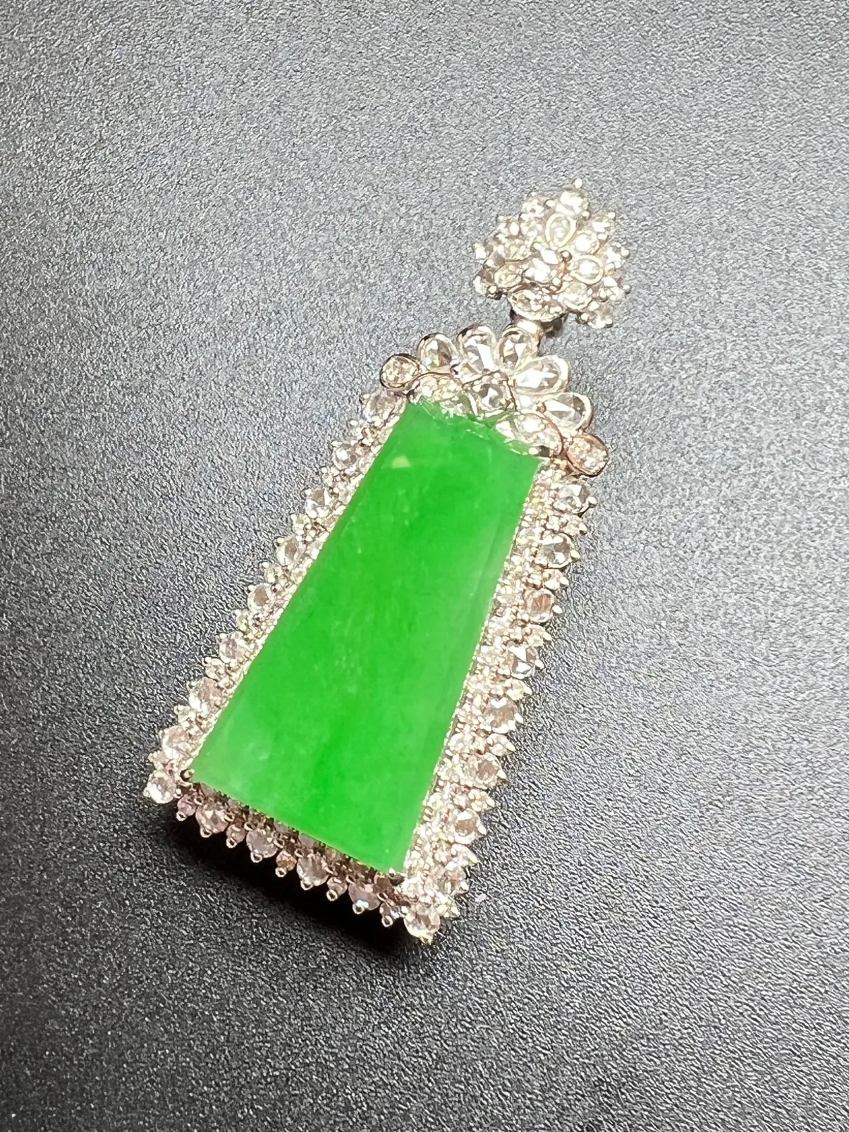 满绿平安无事牌色阳、厚装，整体尺寸40.5*18.9*12.5 祼石尺寸22.8*12.1*2.8