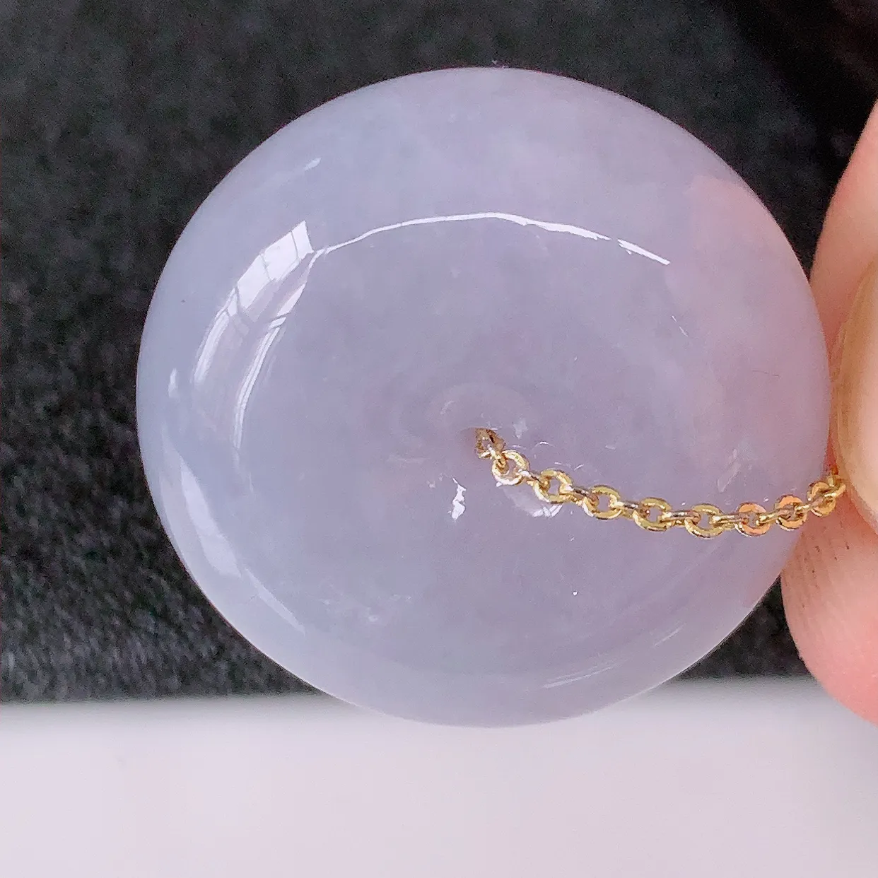 自然光实拍，冰润紫罗兰翡翠平安扣吊坠，形体饱满圆润，平安扣肥嘟嘟的，平平安安，种水很好，配戴精美！#57.29