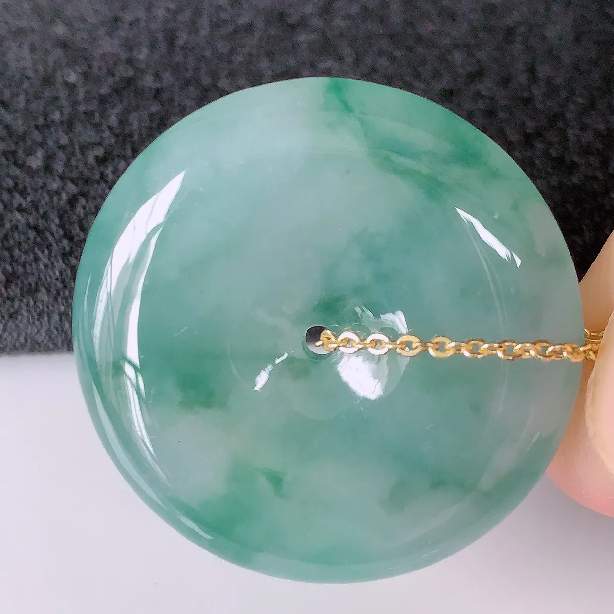 自然光实拍，冰种飘花翡翠平安扣吊坠，冰透，灵动飘逸，寓意平平安安，平安扣佩戴端庄漂亮！#93.29