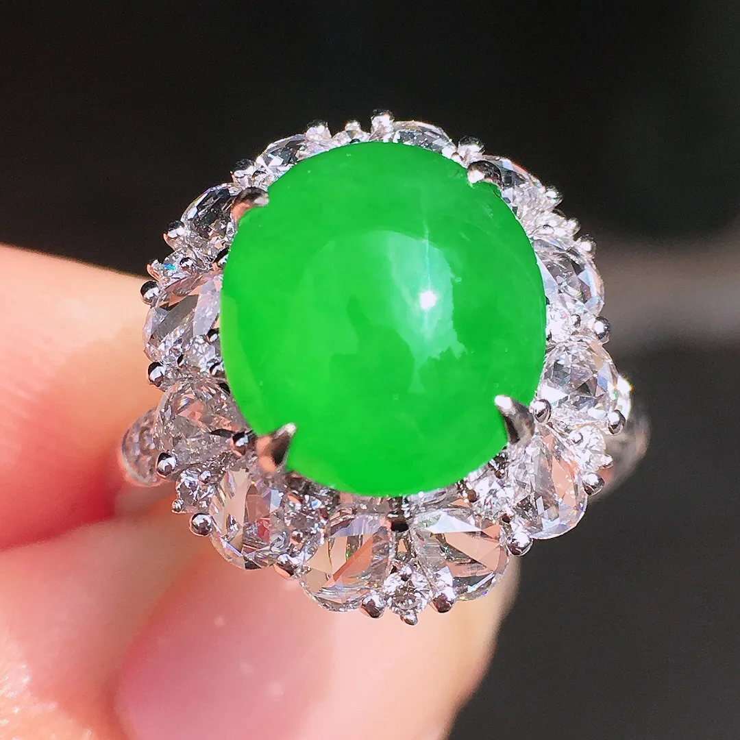 阳绿蛋面戒指，色泽均匀艳丽，玉质细腻，荧光感超
强，饱满圆润，尽显优雅气质，18k
金豪华镶嵌