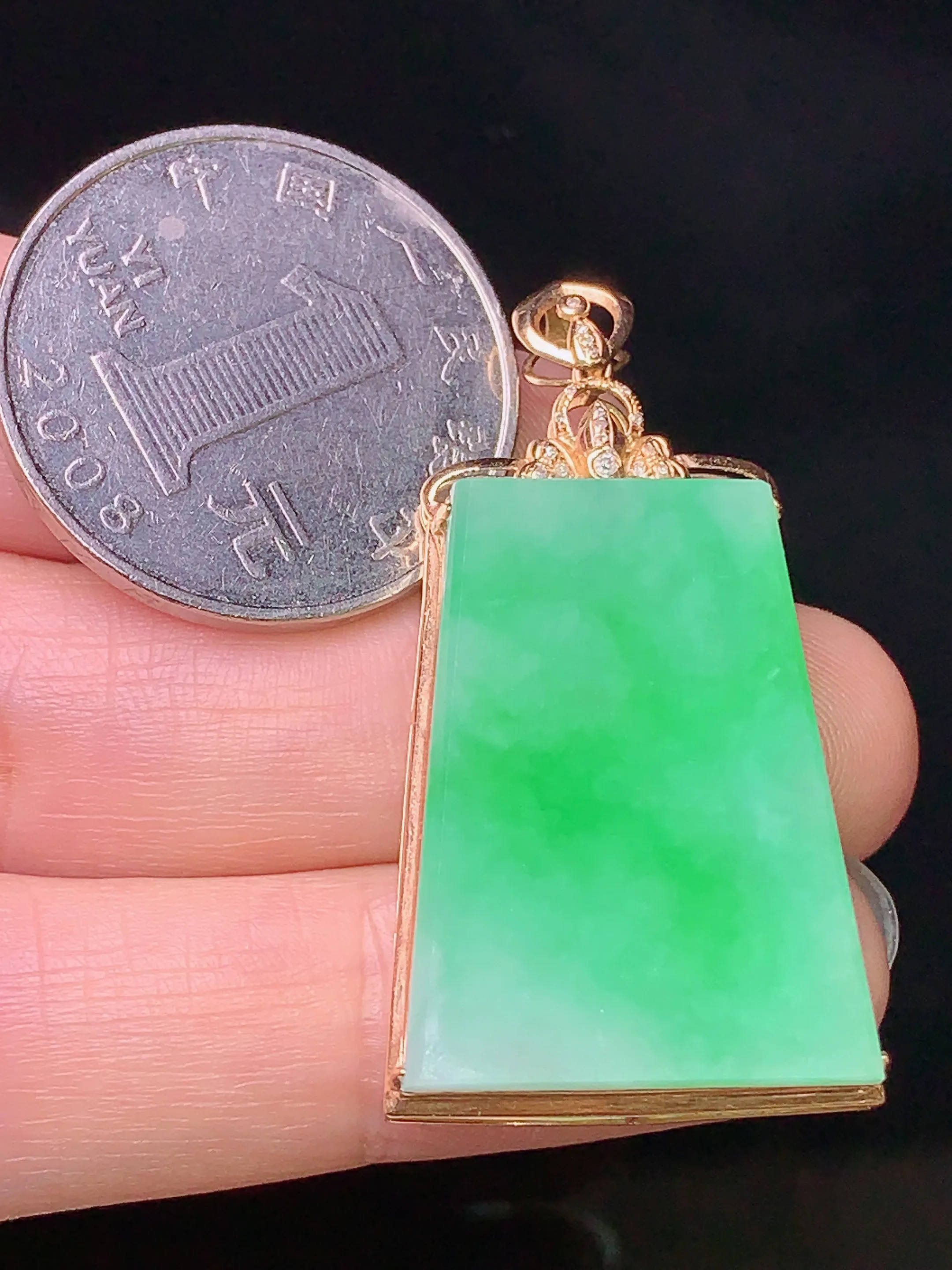 18k金钻镶嵌翠绿无事牌吊坠 玉质细腻 色泽艳丽 水润亮眼  整体尺寸40.3*21.5*6