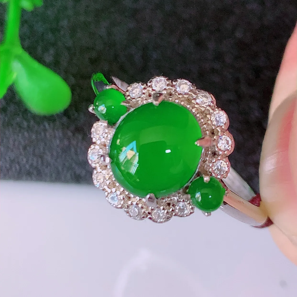 冰透满绿翡翠925银镶嵌戒指，自然光实拍，翠色灵动，颜色漂亮，种老水足，品相佳，佩戴佳品！#97.26（圈口可调大小）整体25*17.8*6.5裸石7.6-6.8