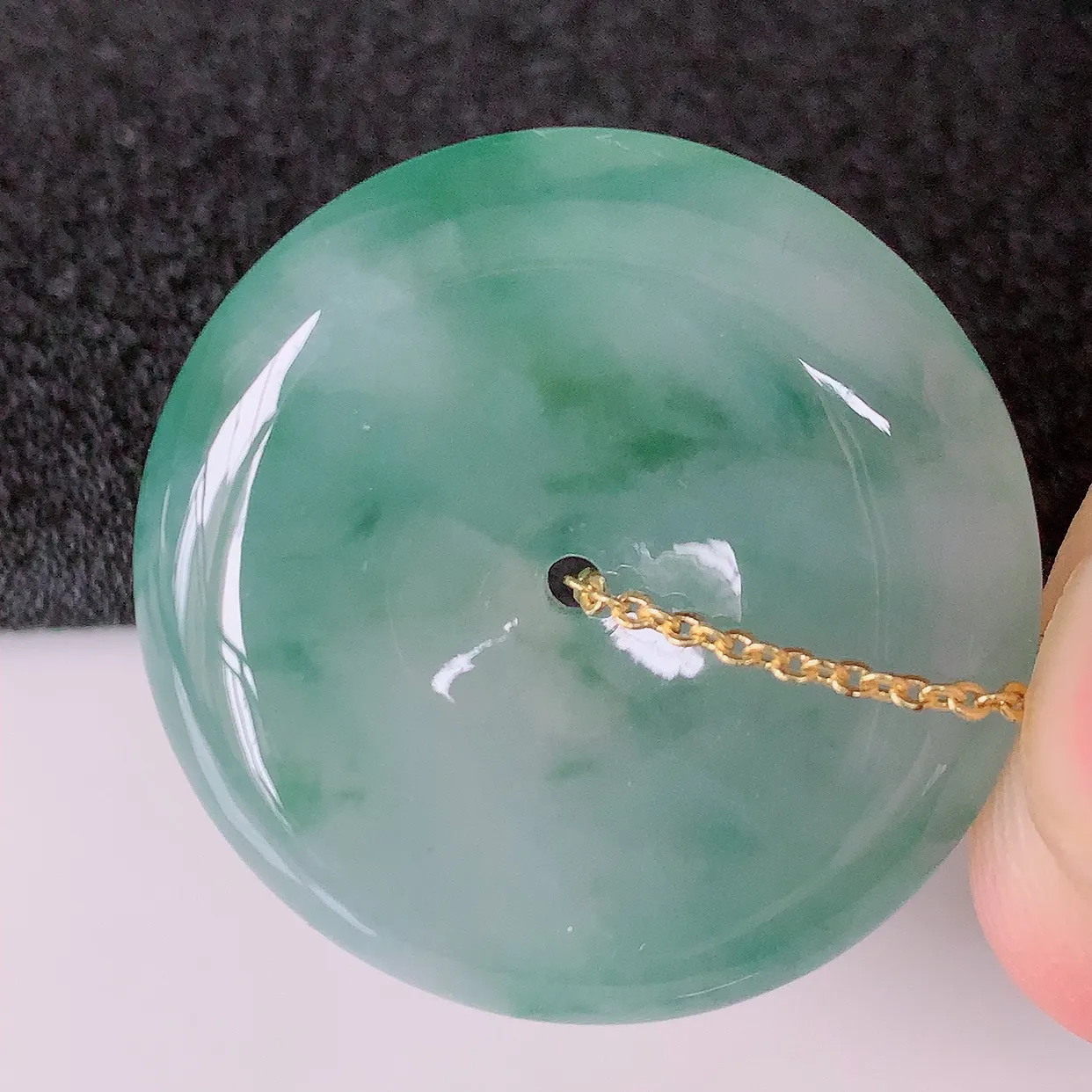 自然光实拍，冰种飘花翡翠平安扣吊坠，冰透，灵动飘逸，寓意平平安安，平安扣佩戴端庄漂亮！#93.29