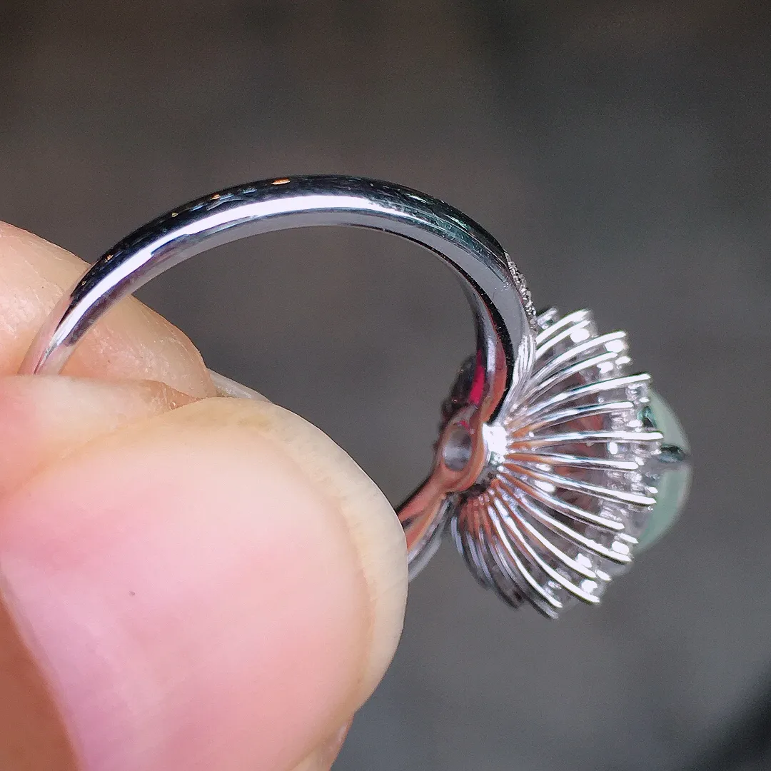 冰种蛋面戒指，玉质细腻，荧光感超
强，饱满圆润，尽显优雅气质，18k
金豪华镶嵌