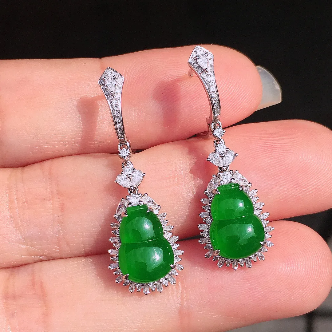 阳绿葫芦耳坠，色泽均匀艳丽，玉质细腻，荧光感超
强，饱满圆润，尽显优雅气质，18k
金豪华镶嵌