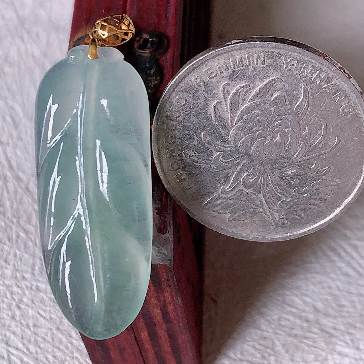 18K金镶嵌冰种翡翠叶子吊坠 ，种水足，色泽清新，工艺精湛，叶子寓意美好；金枝玉叶，事业有成。#1.23