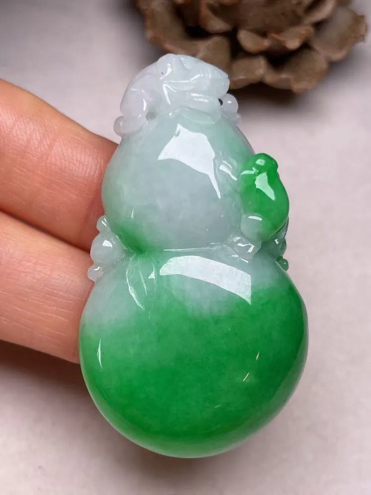 冰糯种飘绿【葫芦】吊坠，种水好，玉质细腻 ，卖相好