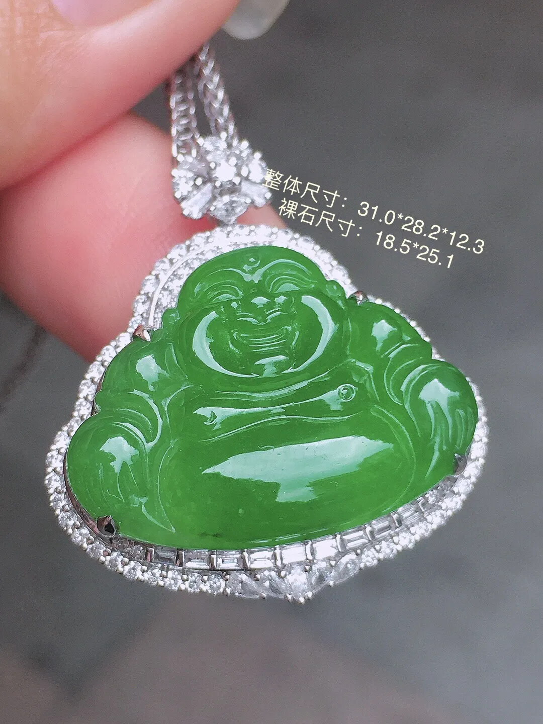 阳绿佛公吊坠，色泽均匀艳丽，玉质细腻，荧光感超
强，饱满圆润，尽显优雅气质，18k
金豪华镶嵌