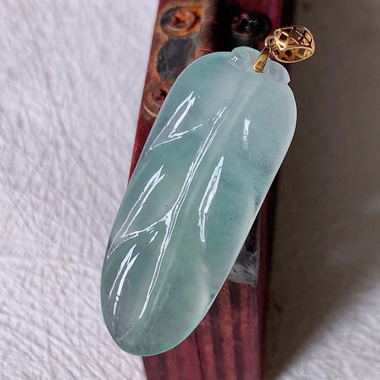 18K金镶嵌冰种翡翠叶子吊坠 ，种水足，色泽清新，工艺精湛，叶子寓意美好；金枝玉叶，事业有成。#1.