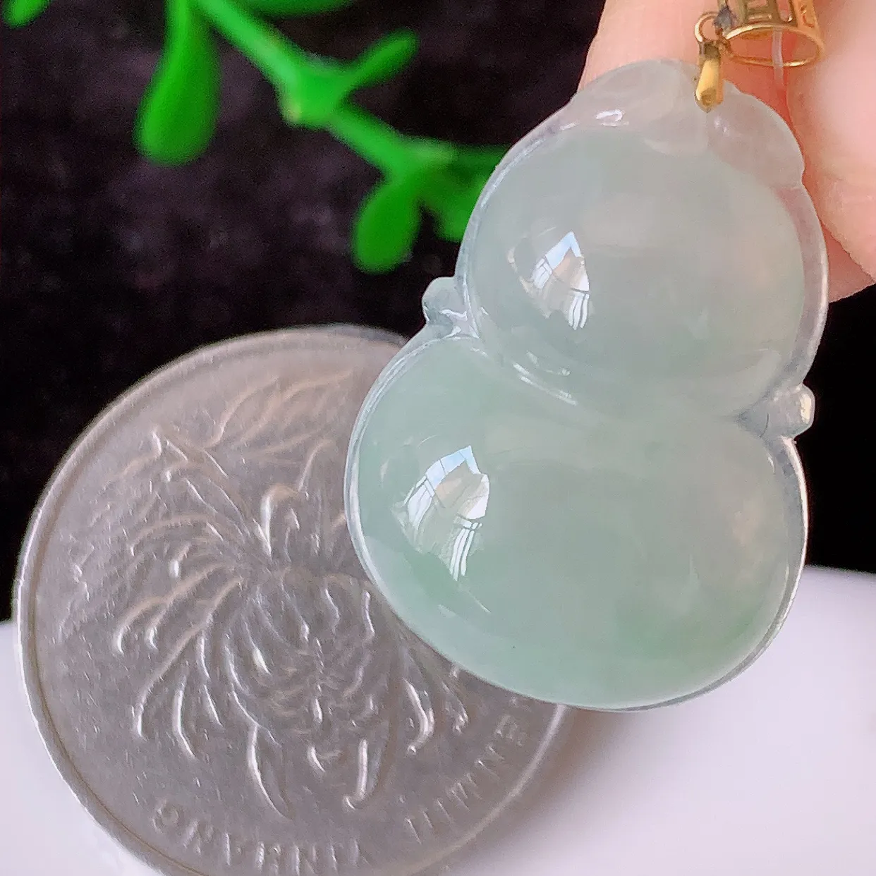 18K金镶嵌冰种飘花翡翠葫芦吊坠，葫芦寓意福禄双全，财源滚滚，佩戴效果优雅迷人！#49.26
