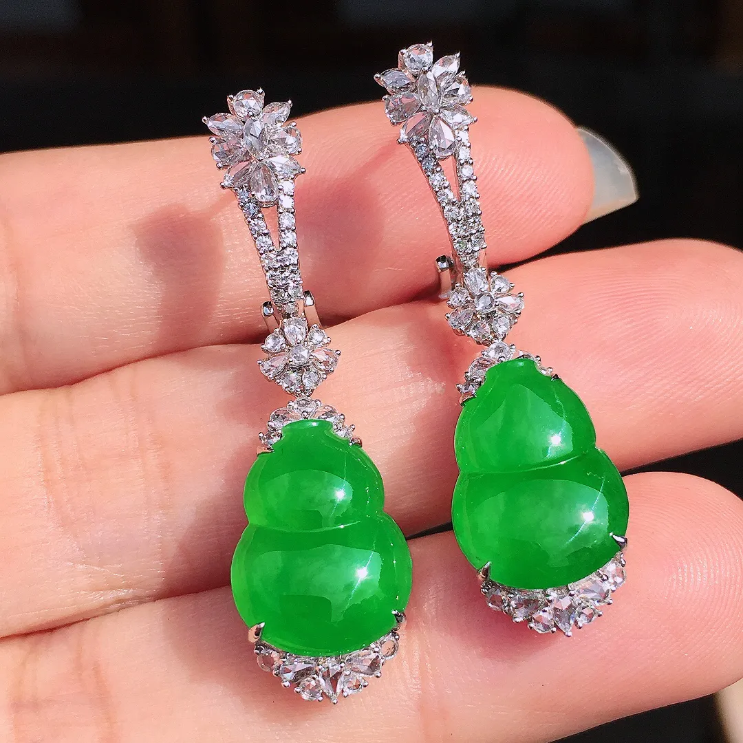 阳绿葫芦耳坠，色泽均匀艳丽，玉质细腻，荧光感超
强，饱满圆润，尽显优雅气质，18k
金豪华镶嵌