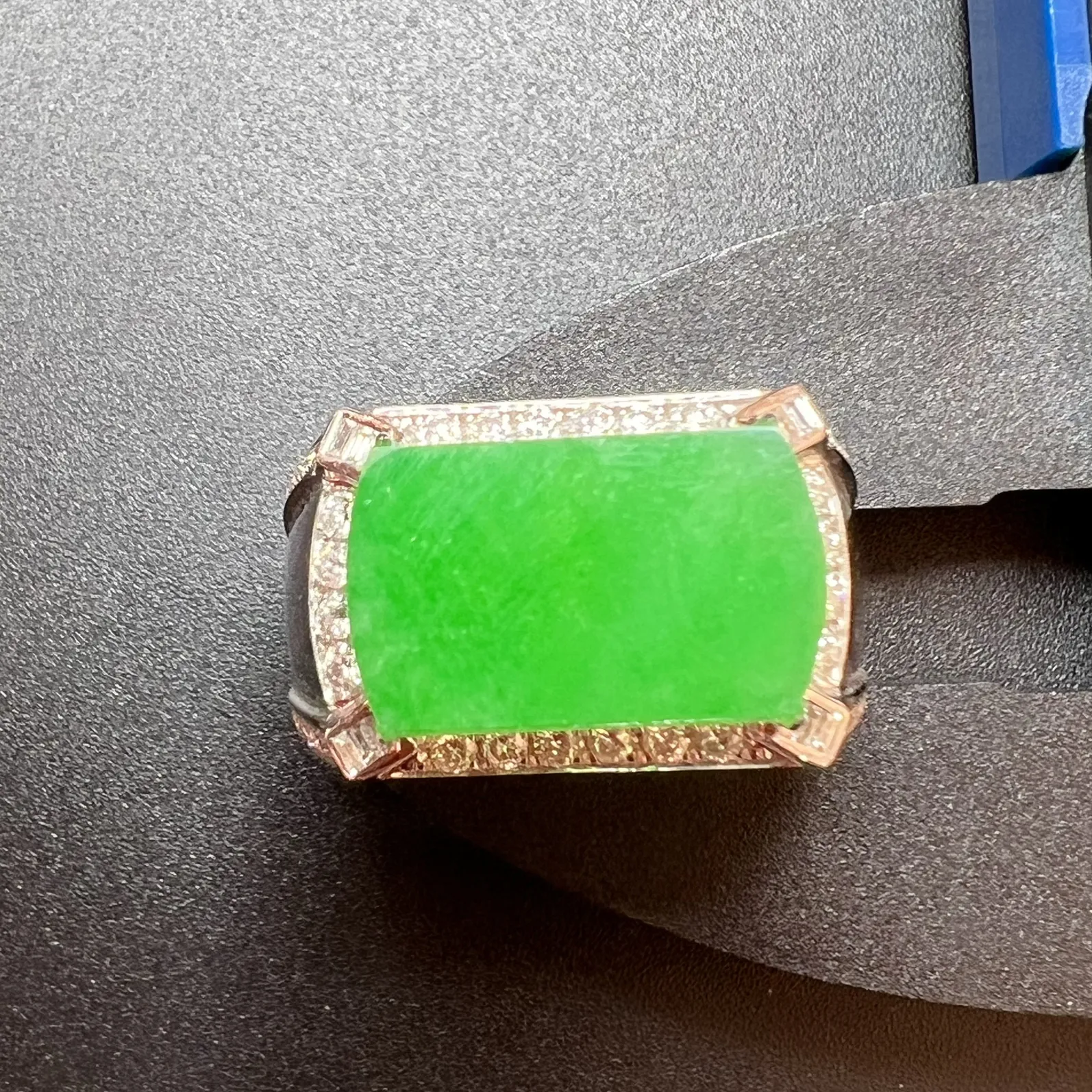 满绿男戒整体尺寸26.5*22.7*6.7裸石尺寸16.1*9.8*2.5