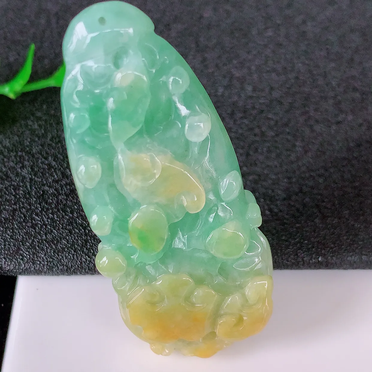 自然光实拍，冰润黄加绿翡翠招百财白菜吊坠，百财聚来，财源滚滚，色泽鲜艳，精工水润的白菜，性价比高！#