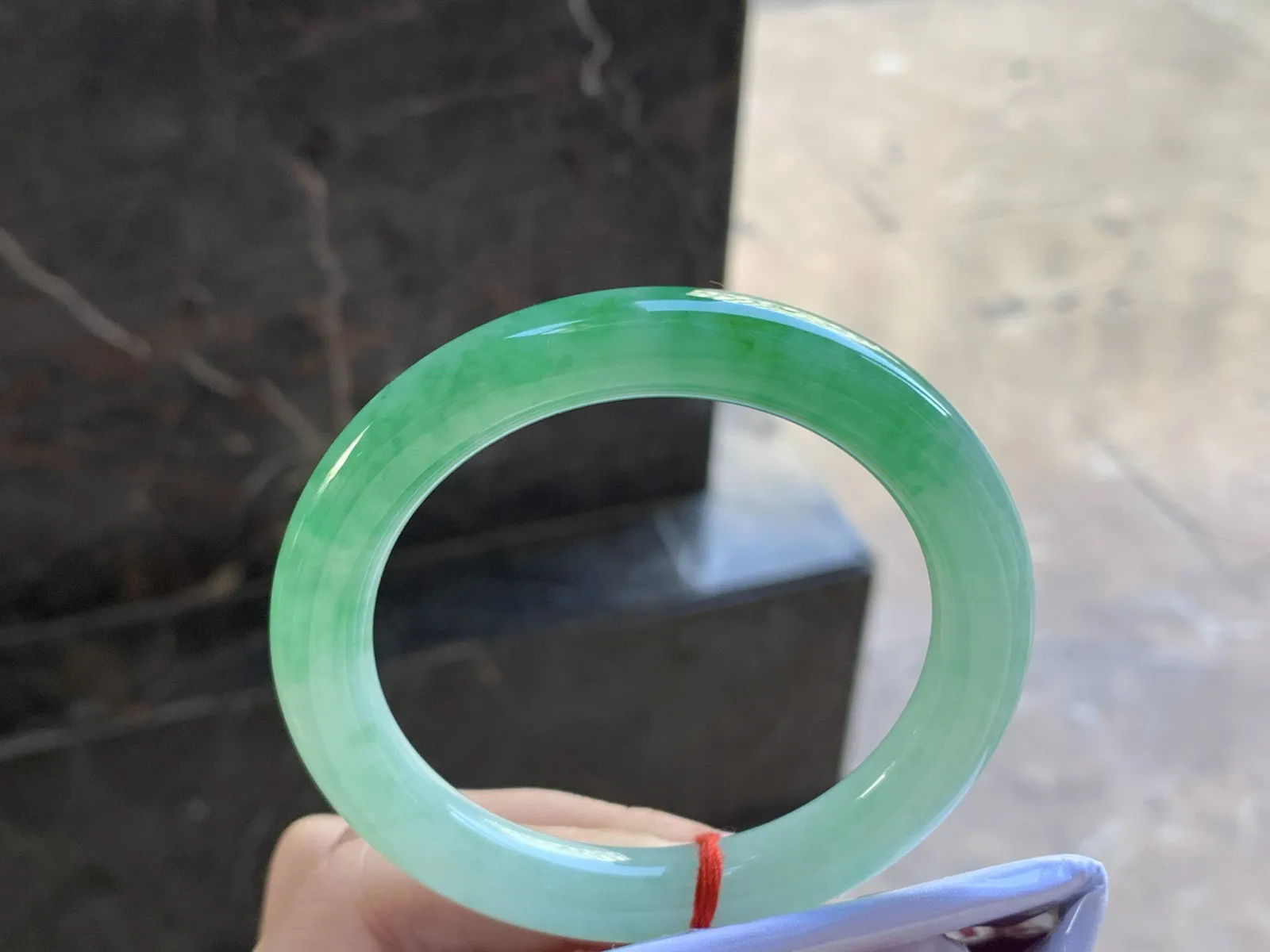 54-9.4

阳绿色圆条手镯^_^玉质温润