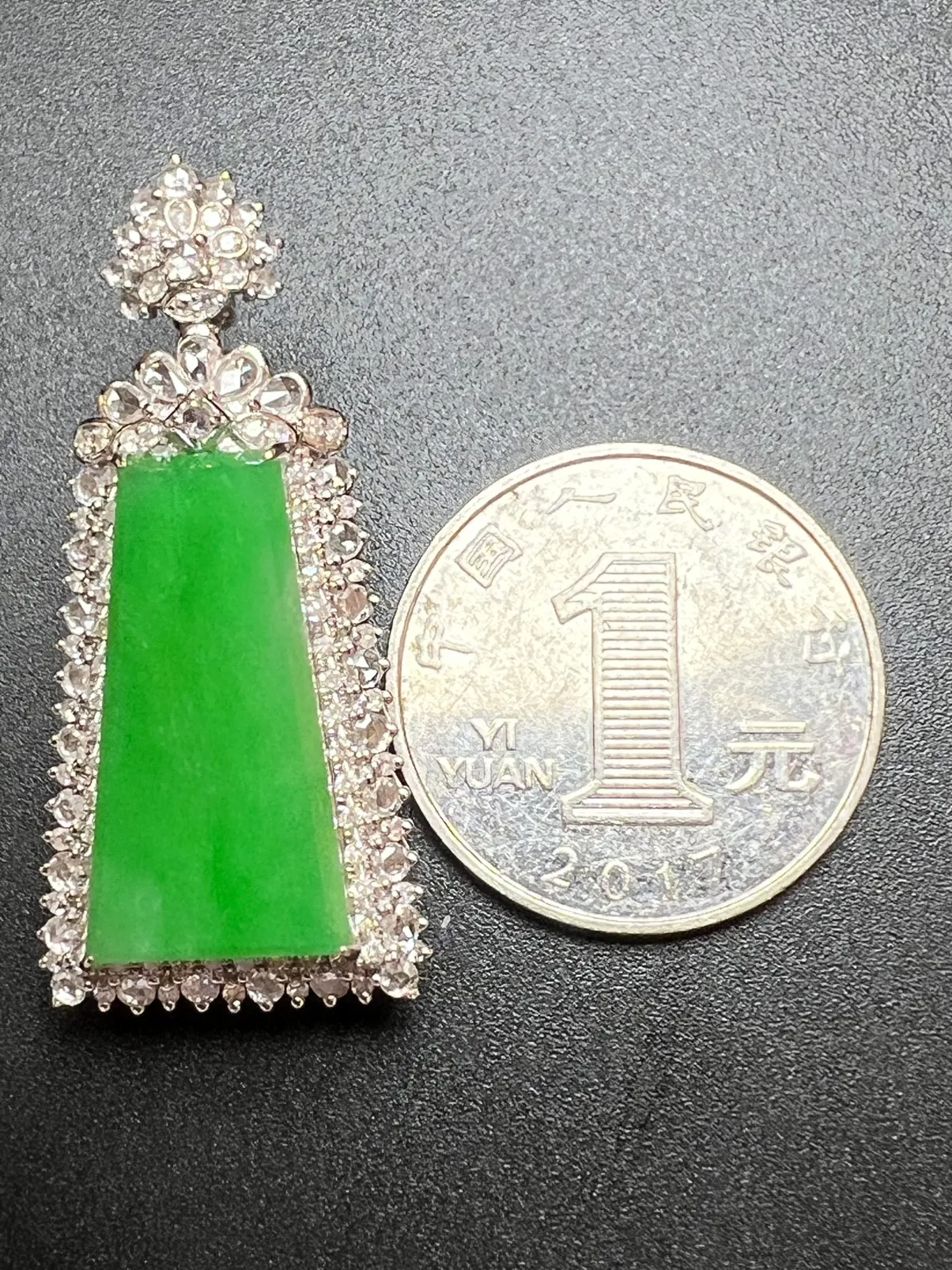 满绿平安无事牌色阳、厚装，整体尺寸40.5*18.9*12.5 祼石尺寸22.8*12.1*2.8