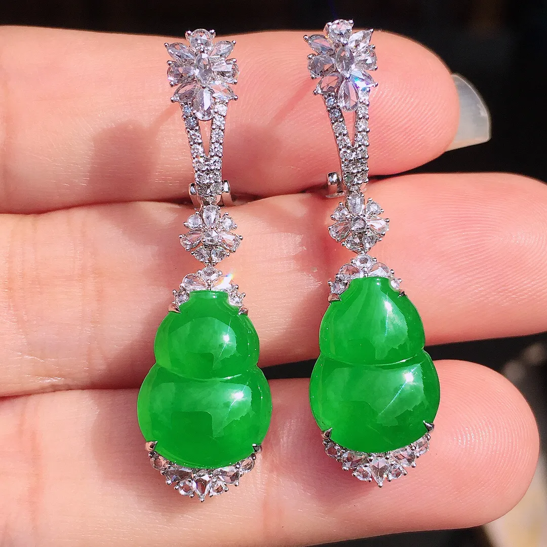 阳绿葫芦耳坠，色泽均匀艳丽，玉质细腻，荧光感超
强，饱满圆润，尽显优雅气质，18k
金豪华镶嵌