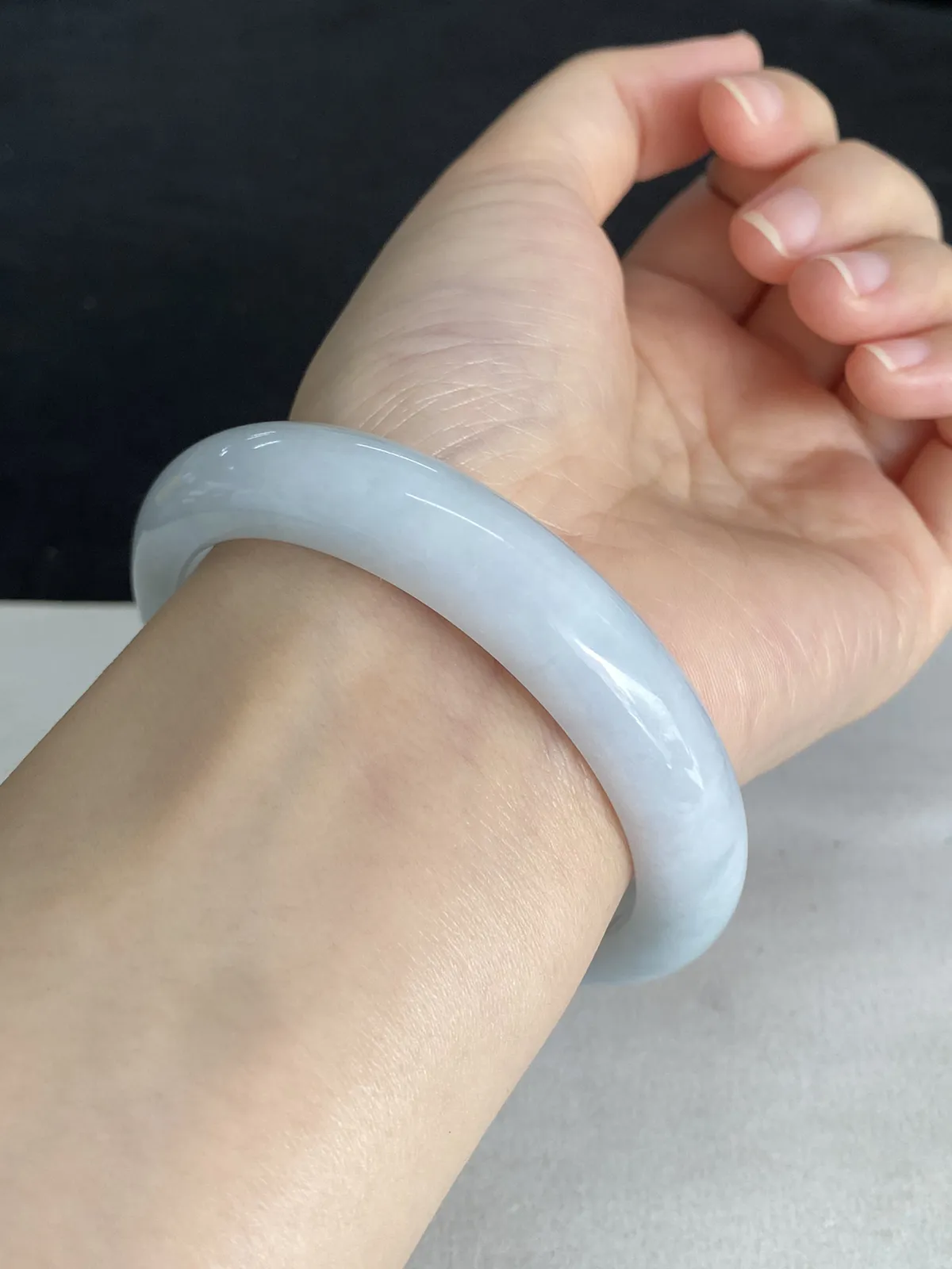 正圈58圈口，翡翠糯化种淡绿色手镯