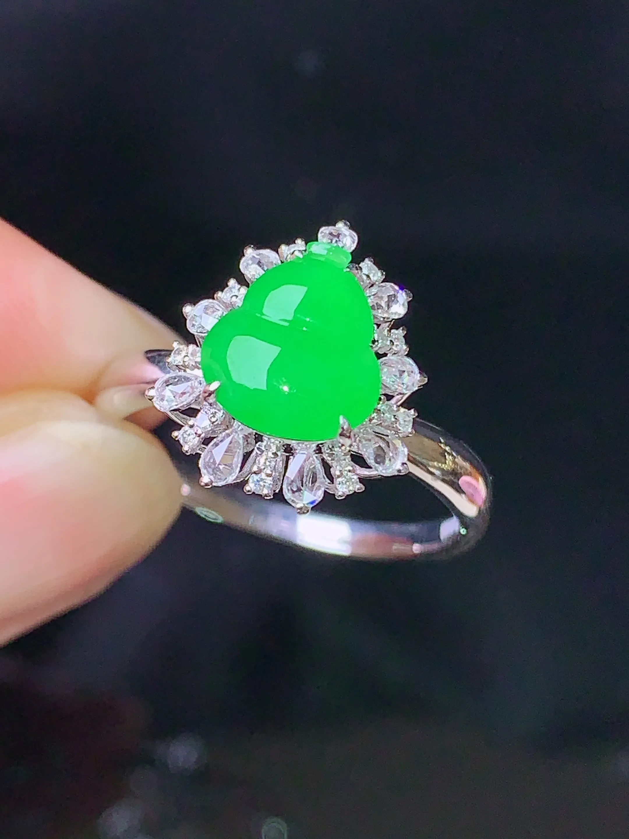 18k金钻镶嵌翠绿葫芦戒指 玉质细腻 色泽艳丽 水润亮眼  圈口15.5 整体尺寸15.8*11.7*8.6