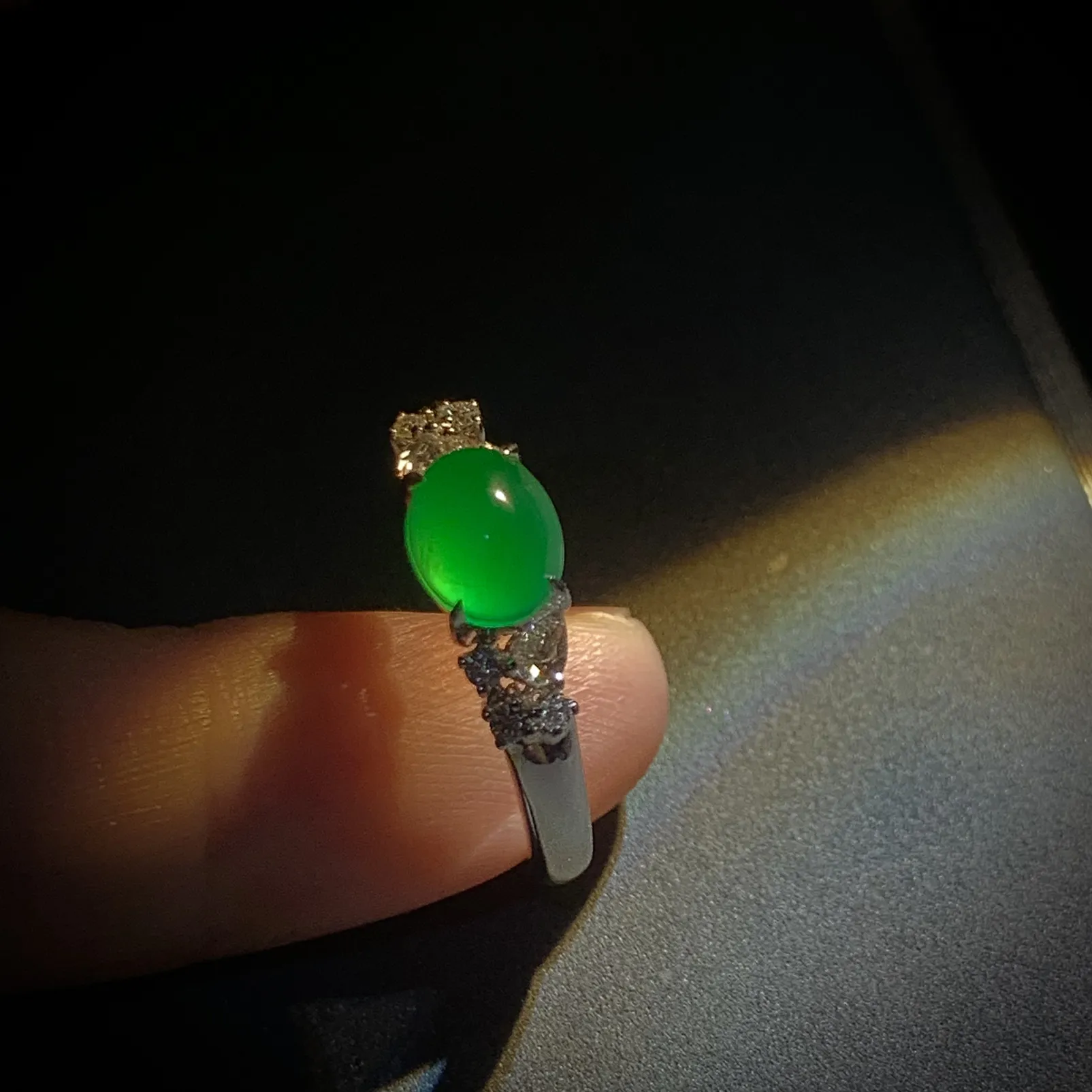 绿戒指，裸石7.2-5.6-3.6mm，
14#可改，18K金，南非钻，。
