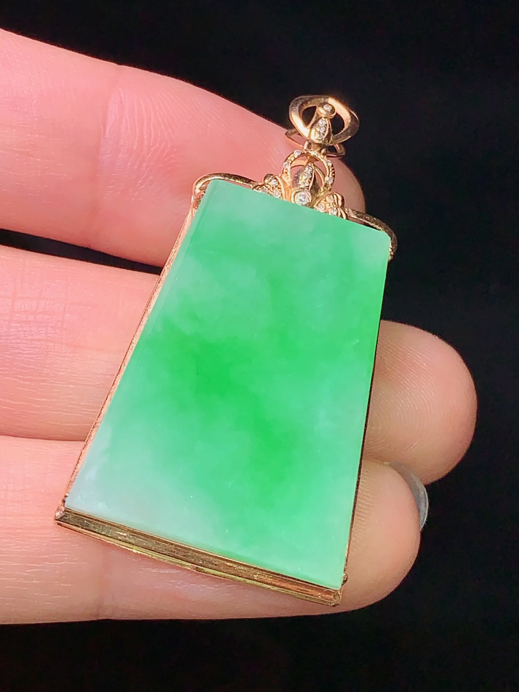 18k金钻镶嵌翠绿无事牌吊坠 玉质细腻 色泽艳丽 水润亮眼  整体尺寸40.3*21.5*6
