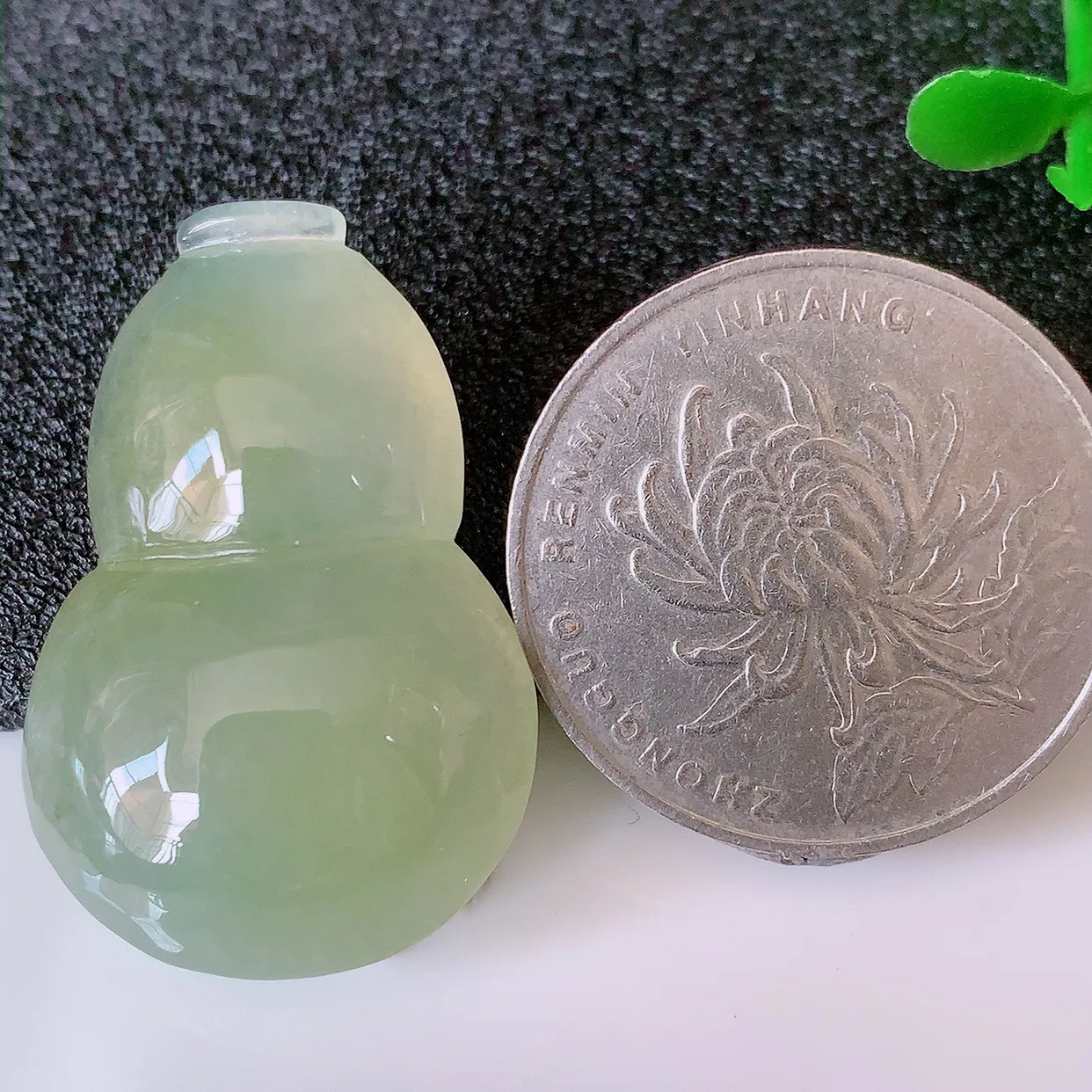 自然光实拍，冰种黄翡翡翠葫芦吊坠，葫芦寓意福禄双全，财源滚滚，饱满，清新脱俗，佩戴效果优雅迷人！#01.26
