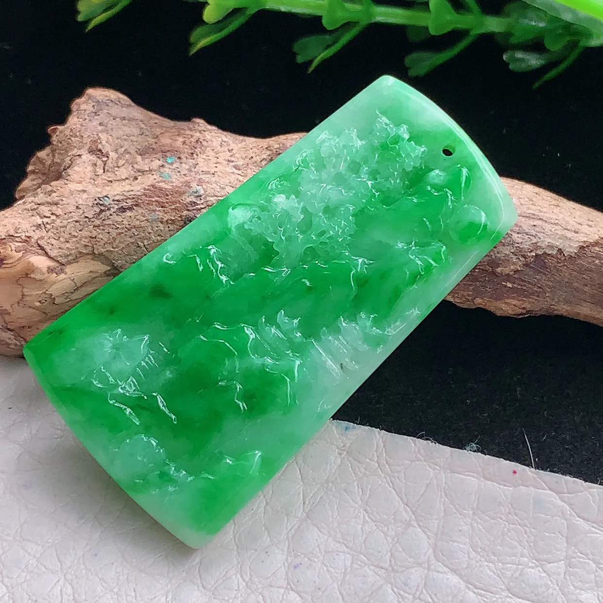 zzx自然光40.3*21.8*4.8天然缅甸翡翠阳绿山水 大好河山玉吊坠