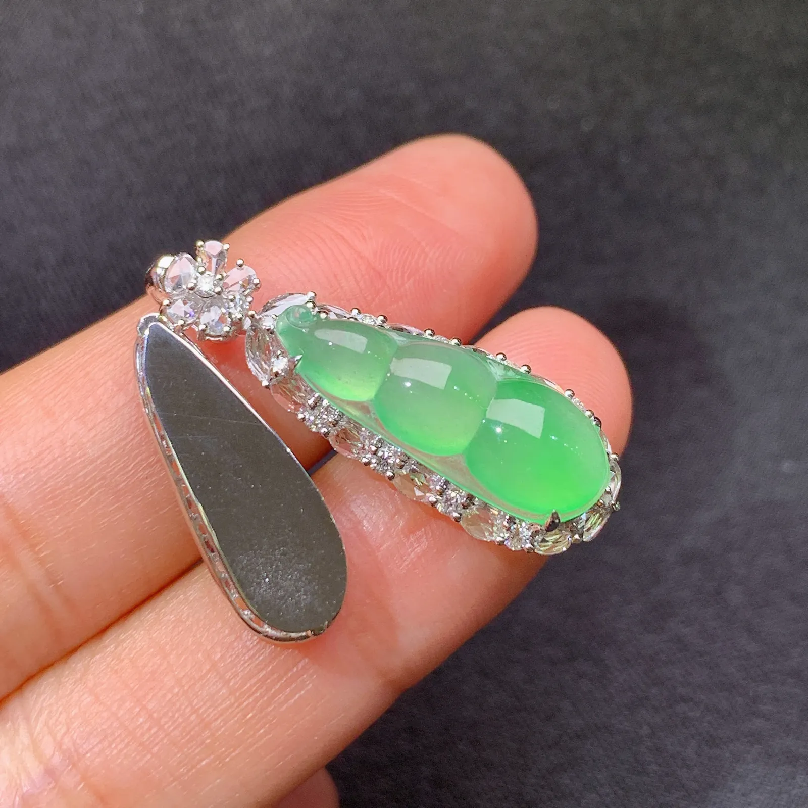 冰阳绿福豆吊坠，18k金镶嵌，冰润色阳，玉质细腻，种水足 尺寸29.7*10.3*9.6