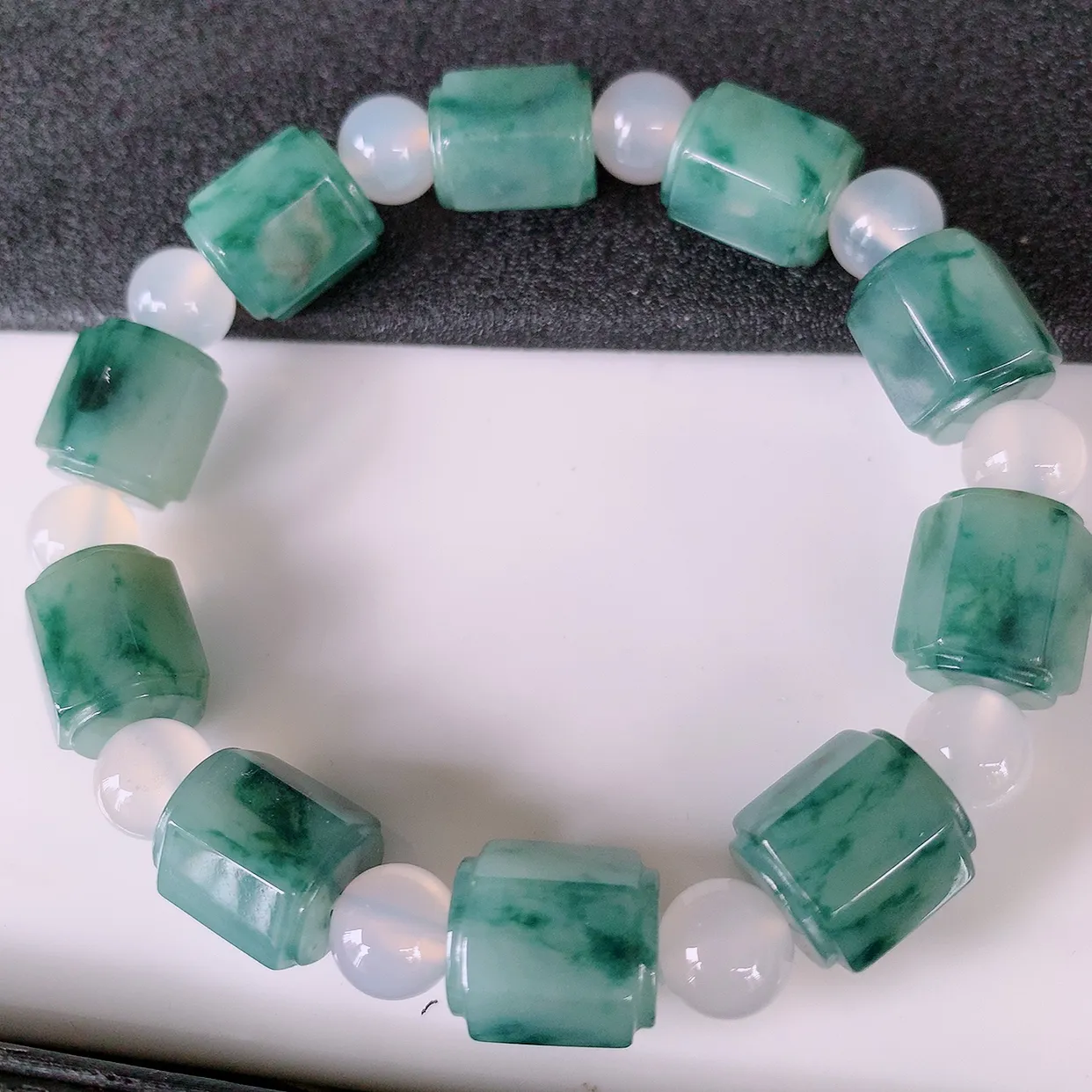 自然光实拍，冰润飘花翡翠路路通手串，花式飘逸，佩戴效果大方时尚，圆珠为装饰珠！#89.29取一尺寸12.5*10.5