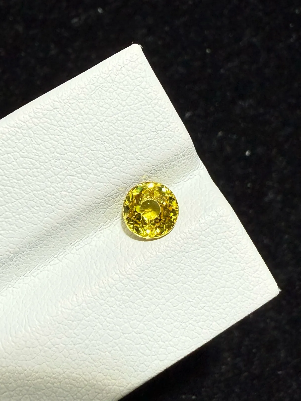 0.965ct天然马里榴石裸石，尺寸5.8*5.8*3.7毫米，颜色美艳 ，晶体通透，火彩足