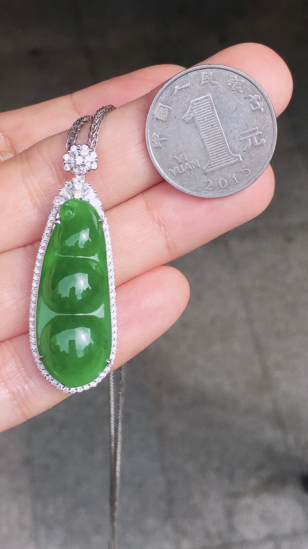 阳绿福豆吊坠，色泽均匀艳丽，玉质细腻，荧光感超
强，饱满圆润，尽显优雅气质，18k
金豪华镶嵌