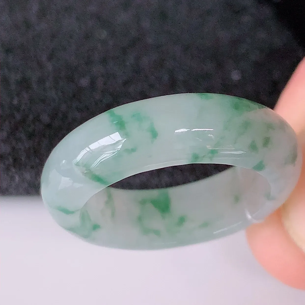 自然光实拍，17.2mm内径冰飘花翡翠指环，玉戒指，玉质莹润，好精美好冰润的指环，14圈口，上手纤巧