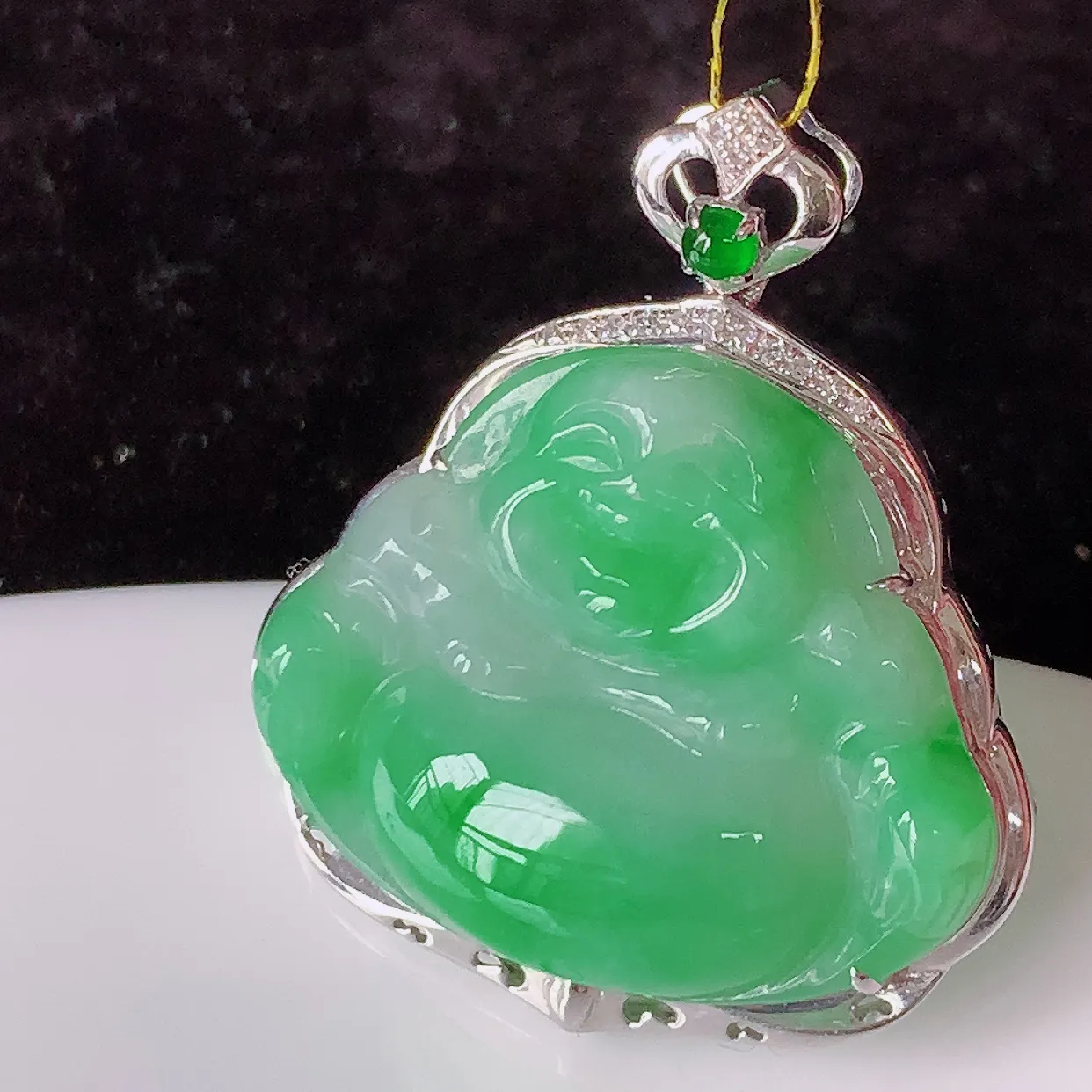 自然光实拍，18K金镶嵌冰润飘绿翡翠佛公吊坠，款式新颖，佩戴效果时尚出众，尽显气质，玉质细腻，美感十