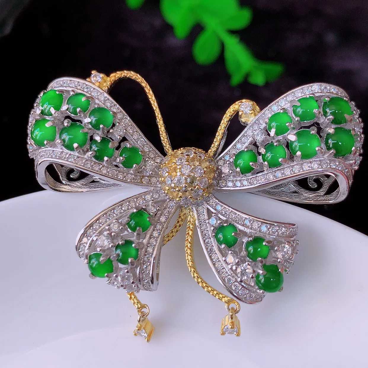 冰透满绿翡翠925银镶嵌蝴蝶胸针，自然光实拍，翠色灵动，颜色漂亮，种老水足，品相佳，佩戴佳品！#97