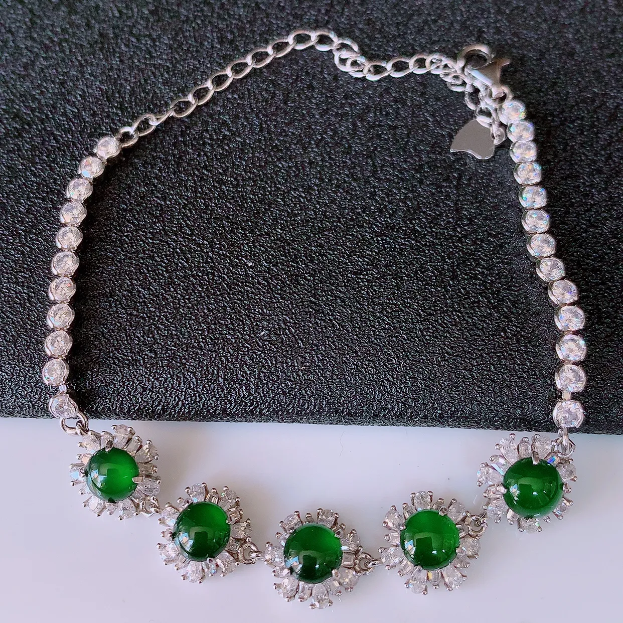 冰透满绿翡翠925银镶嵌手链，自然光实拍，翠色灵动，颜色漂亮，种老水足，品相佳，佩戴佳品！#97.26整体9.5*9.5*5裸石5.2*5.2