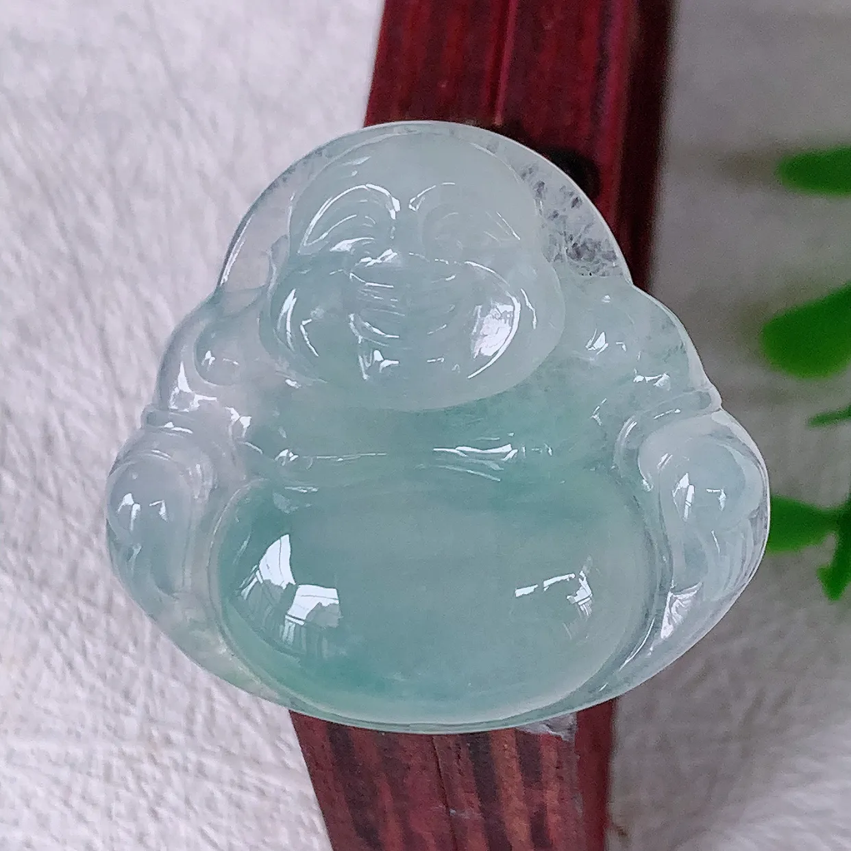 自然光实拍，冰种飘花翡翠佛公，水灵起胶，翠色迷人，佛公在心中，一生平安，饱满圆润，开怀大笑佛公，配戴灵气十足！#01.29