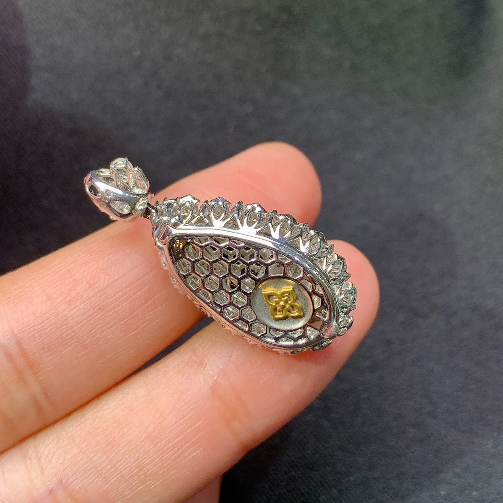 阳绿福瓜吊坠，18k金镶嵌，冰润色阳，玉质细腻，种水足 尺寸30.5*14.5*9.2