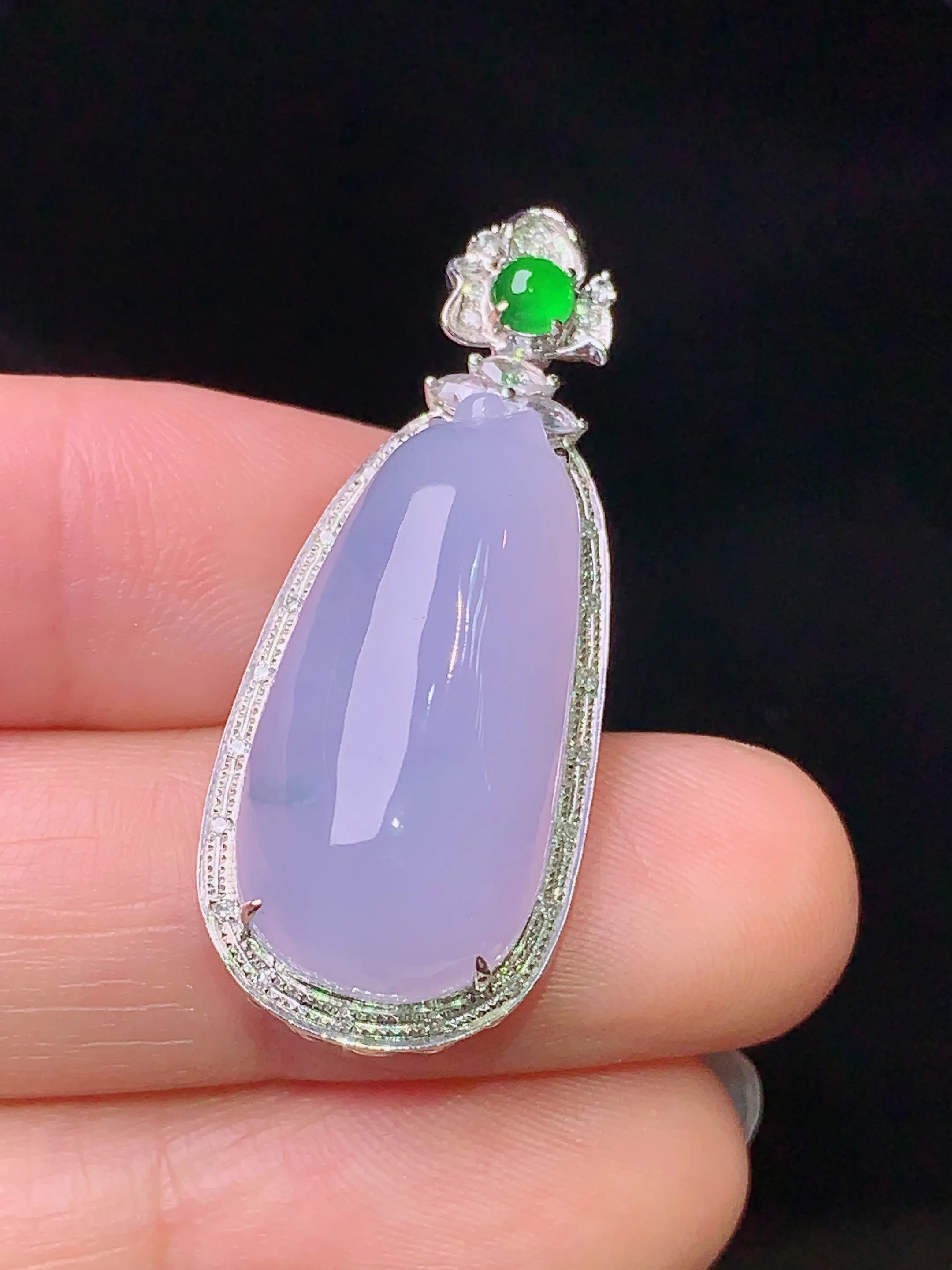 18k金钻镶嵌紫罗兰福瓜吊坠 玉质细腻 色泽艳丽 水润亮眼  整体尺寸35*14.5*9.2