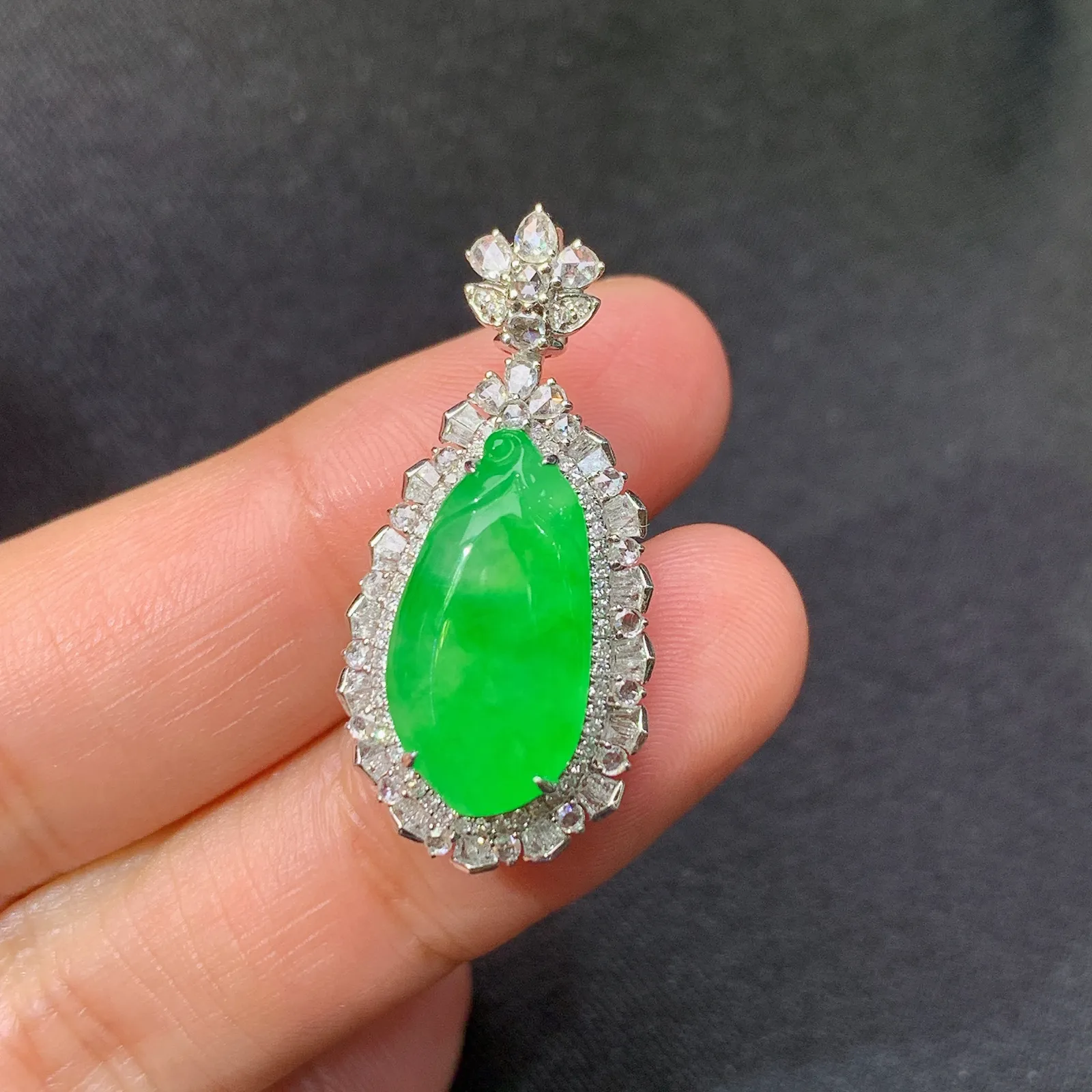 阳绿福瓜吊坠，18k金镶嵌，冰润色阳，玉质细腻，种水足 尺寸30.5*14.5*9.2