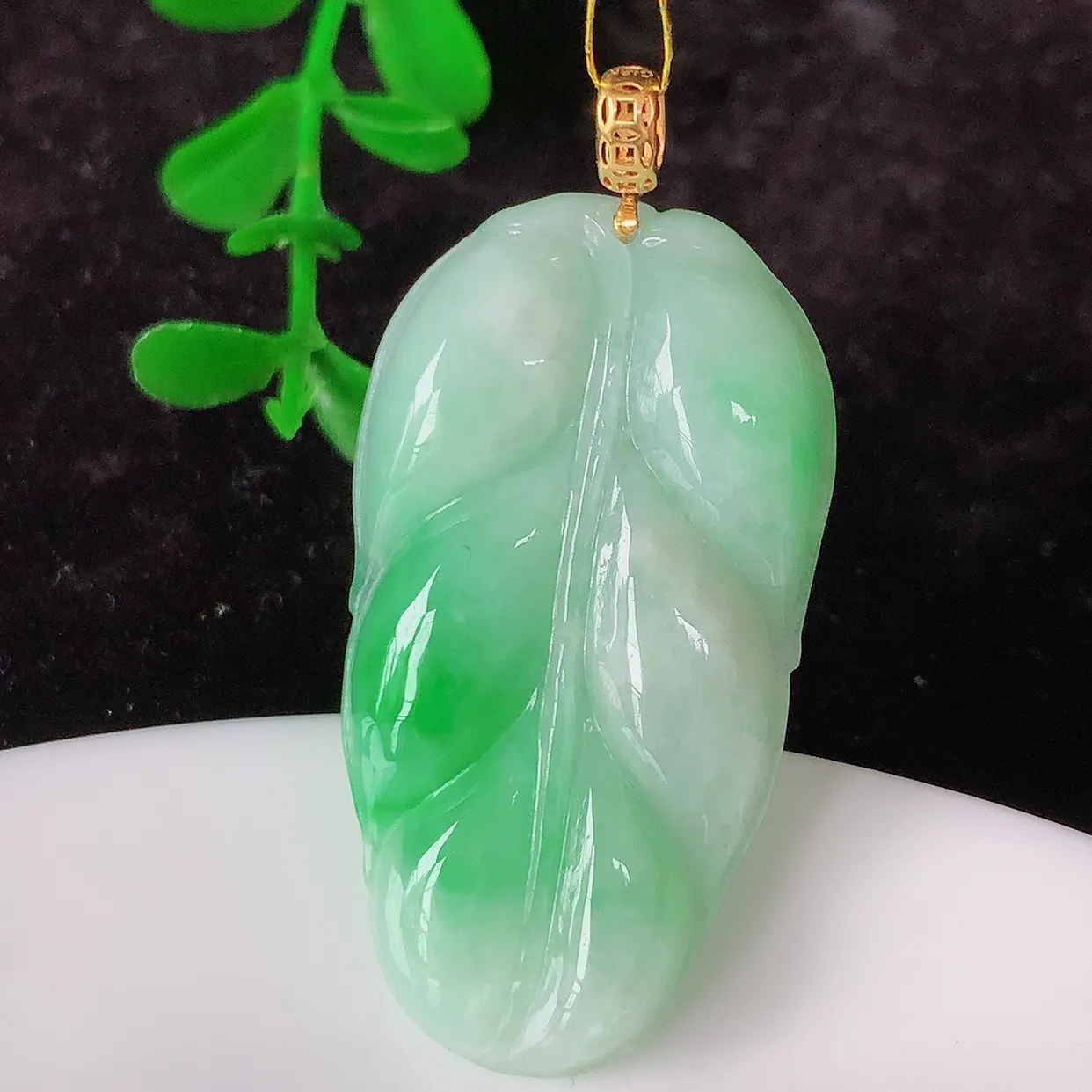 自然光实拍，18K金镶嵌冰润飘绿翡翠叶子吊坠，款式新颖，佩戴效果时尚出众，尽显气质，玉质细腻，美感十足。#35.29