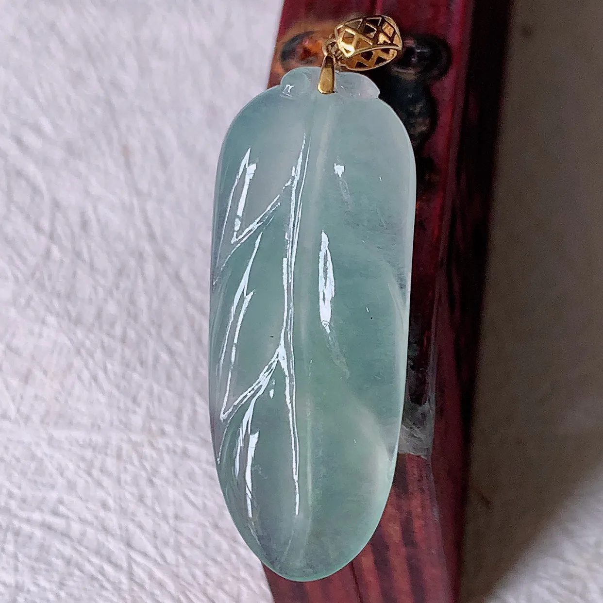 18K金镶嵌冰种翡翠叶子吊坠 ，种水足，色泽清新，工艺精湛，叶子寓意美好；金枝玉叶，事业有成。#1.23