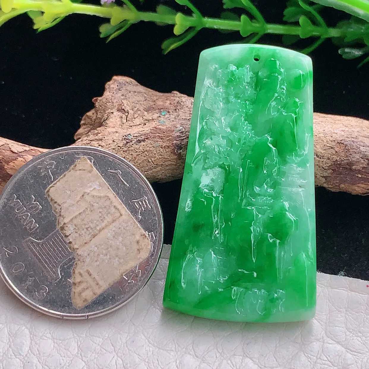 zzx自然光40.3*21.8*4.8天然缅甸翡翠阳绿山水 大好河山玉吊坠