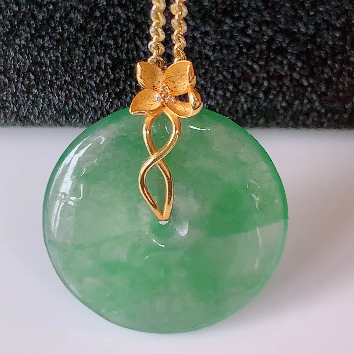 18K金镶嵌冰种飘绿翡翠平安扣吊坠，水润光泽，寓意平平安安，佩戴时尚漂亮！#1.29整体23*19.