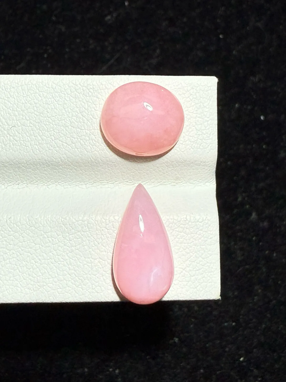 7.475ct天然粉欧泊蛋白石裸石，尺寸11.4*10.1*4.7毫米，颜色美艳