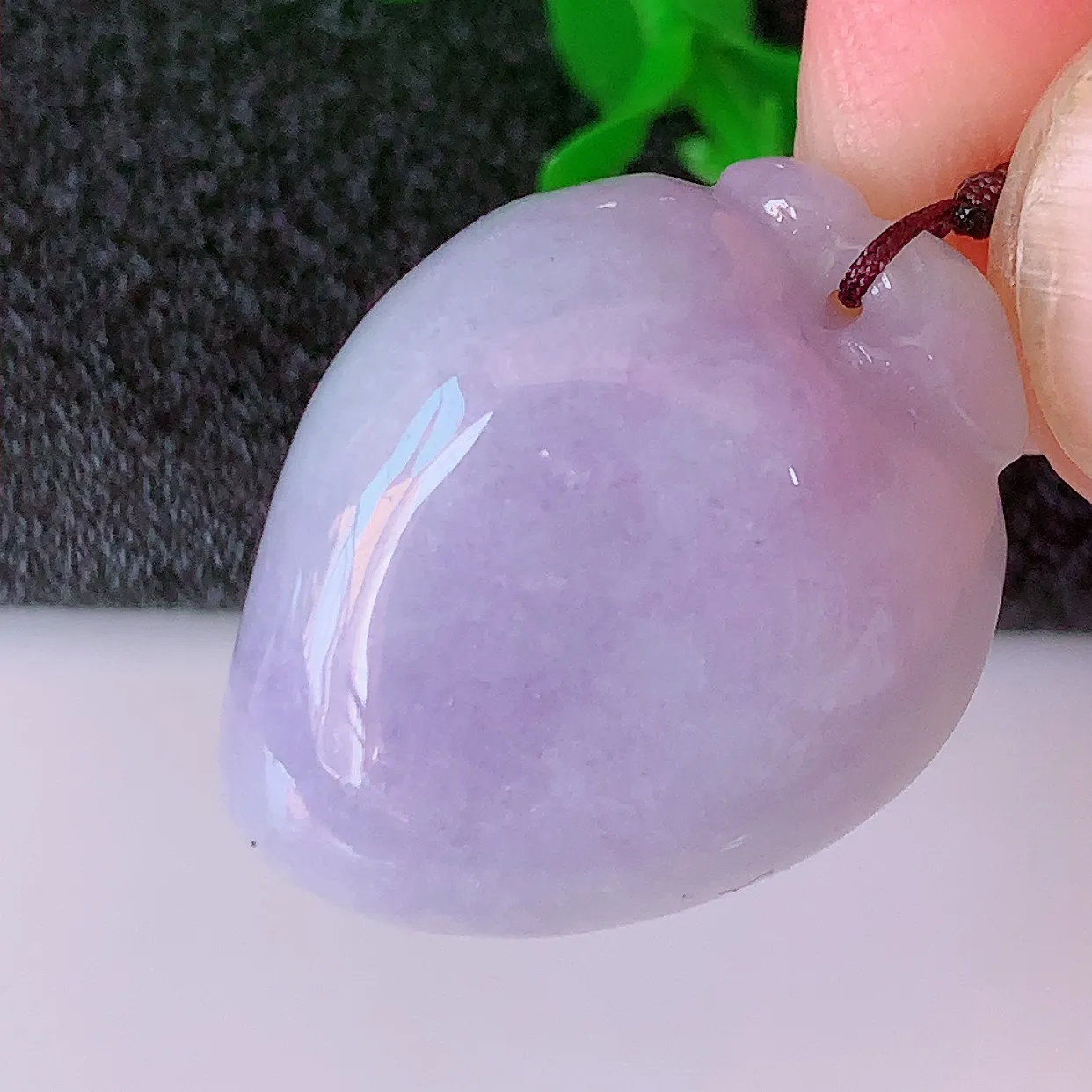 自然光实拍，冰润紫罗兰翡翠桃子吊坠，种老水足，雕工精湛 ，寓意美好，佩戴时尚出众！#41.26